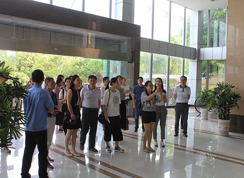 宝应县非公企业党务工作者观摩尼尔