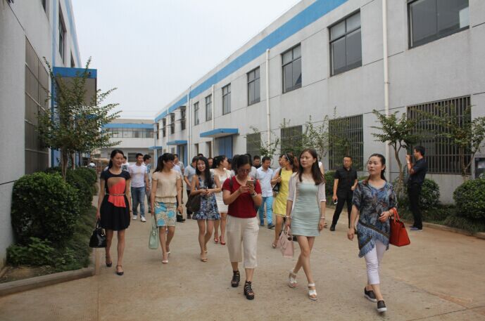 参加活动人员参观公司制造车间 参加活动人员参观公司制造车间