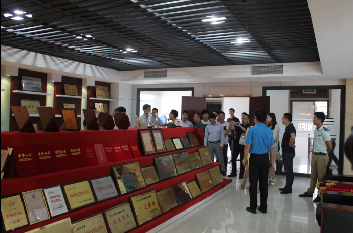 公司副总经理葛仁强向参加活动人员介绍公司发展情况 公司副总经理葛仁强向参加活动人员介绍公司发展情况