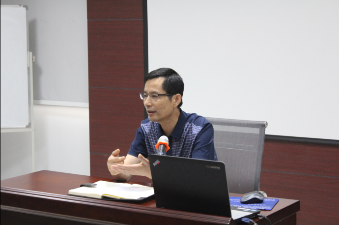 公司董事长、总经理张爱臣与参加活动人员亲切交流 公司董事长、总经理张爱臣与参加活动人员亲切交流