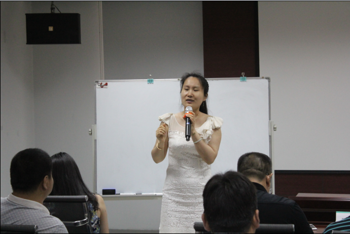 公司副总经理张博喻主持本次活动 公司副总经理张博喻主持本次活动