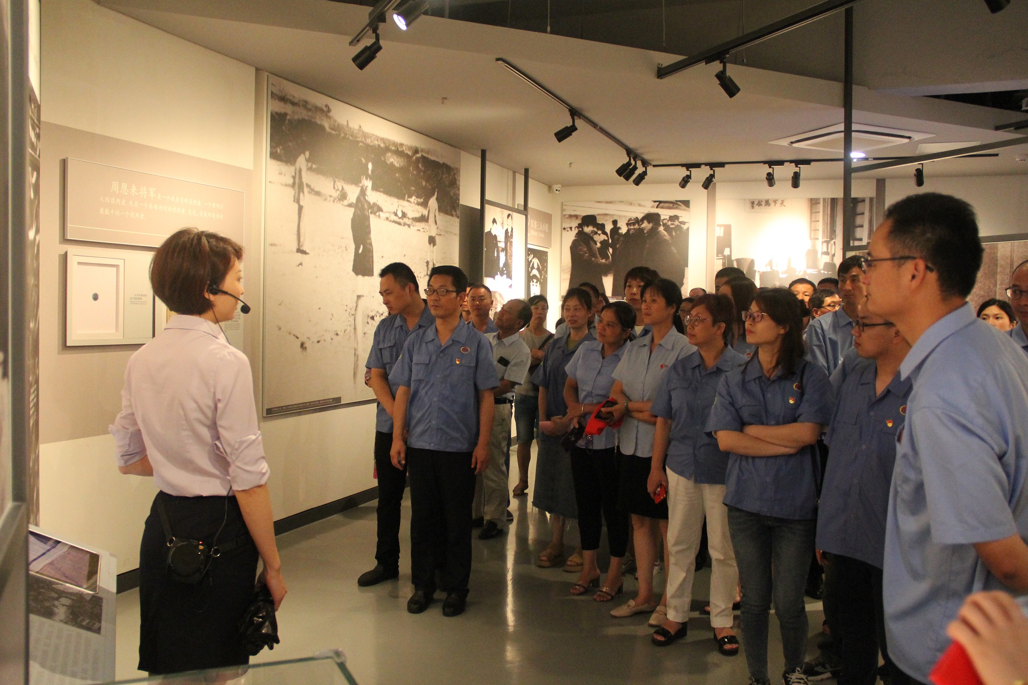 党员同志认真聆听解说员生动的讲解 