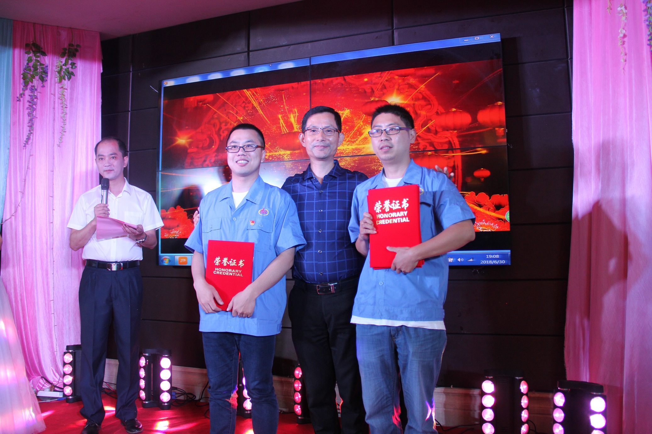 公司党支部书记张爱臣向优秀党员颁发荣誉证书