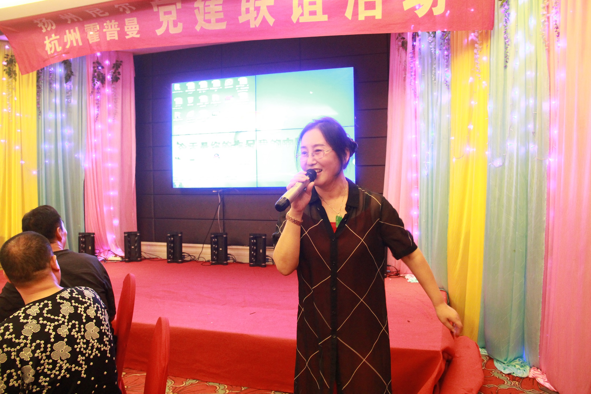 公司副总经理柏春秀女士的一首原创歌曲《江南的姑娘爱草原》受到热捧