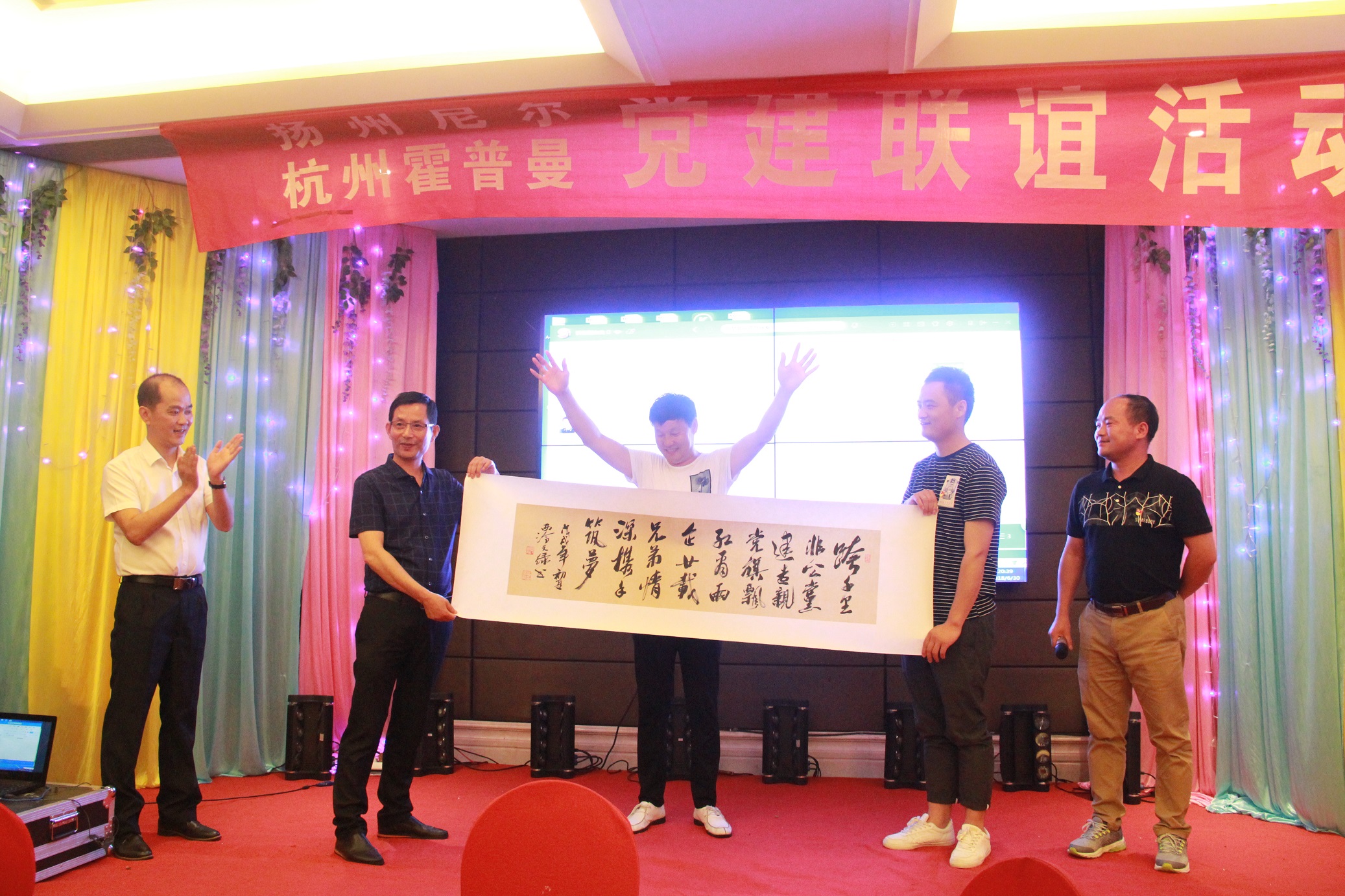 霍普曼公司总经理宓荣根先生向尼尔公司赠送纪念品