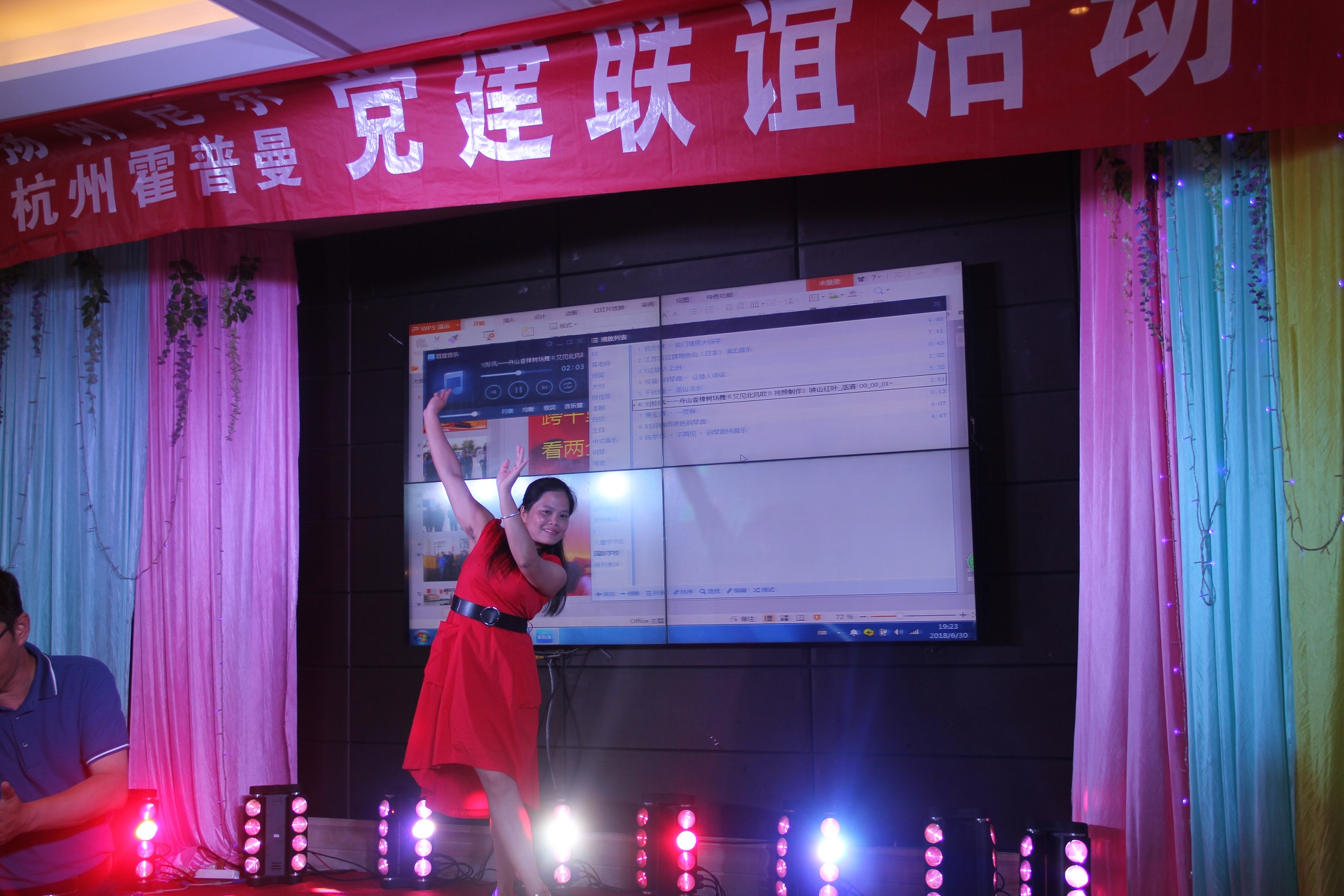 霍普曼员工的舞蹈《又见北风吹》赢得在座党员的阵阵掌声