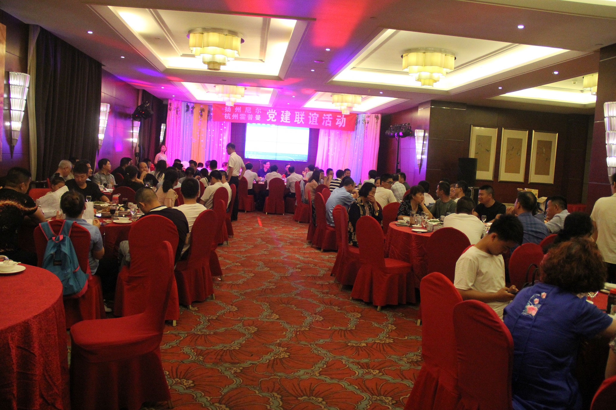 联谊活动现场，双方党员交流气氛热烈