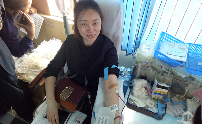 用爱心点亮生命亮光 ——公司员工踊跃参加无偿献血 用爱心点亮生命亮光 ——公司员工踊跃参加无偿献血