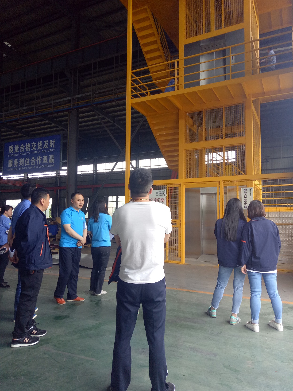 员工在实验教学现场参观 员工在实验教学现场参观