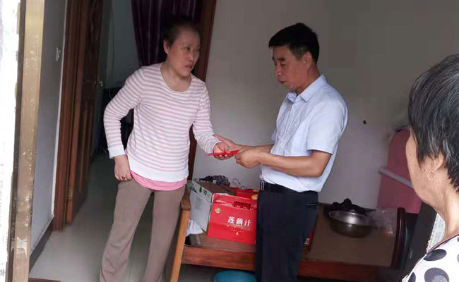 尼尔公司慰问安宜社区少数民族困难户