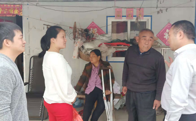 走访慰问贫困户 真情关爱暖人心 走访慰问贫困户 真情关爱暖人心