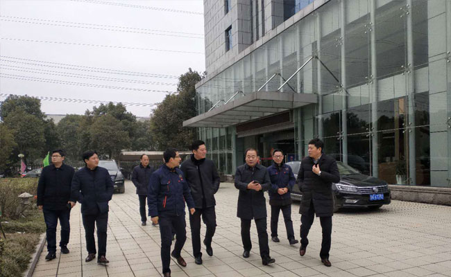 县委副书记顾长荣新年走访尼尔